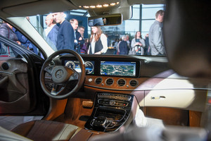 „Yazaki“ ieško darbuotojų Lietuvoje, kurie gamintų dalis „Mercedes-Benz“ automobiliams
