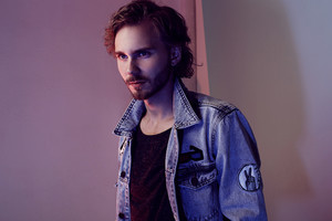 Išgirskite: su Kastyčiu Kerbedžiu koncertuojantis Donatas Blanka pristato dainą „Žingsniai“