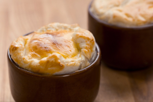 Gardumynai iš sluoksniuotos tešlos: dvi idėjos vaišių stalui