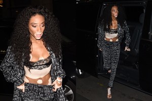 Baltme sergančio modelio Winnie Harlow palaidinė nuslydo: parodė daugiau nei reikėjo