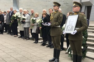 Lietuva atsisveikino su signataru Baliu Gajausku