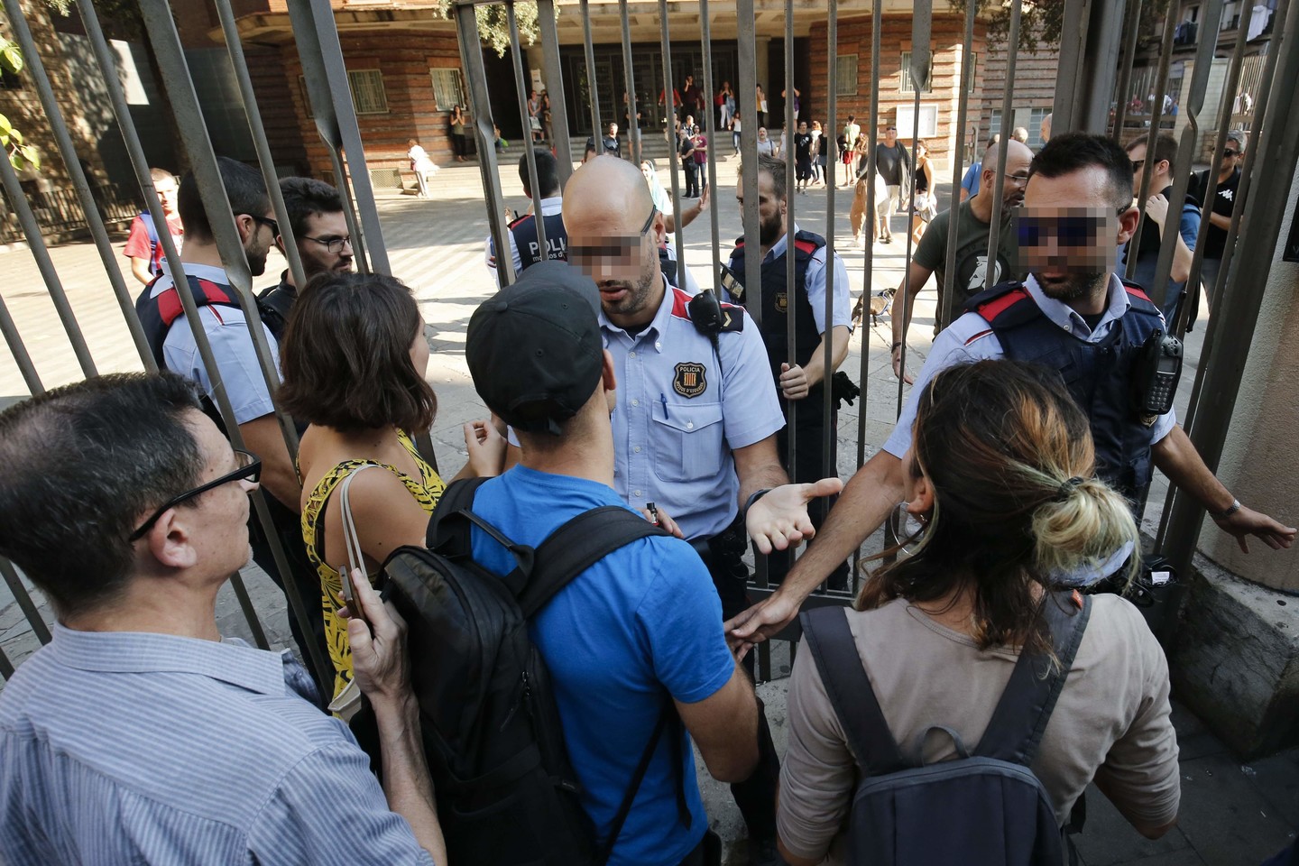 Katalonai nuopenktadienio užiminėja mokyklas, kuriose įsikurs balsavimo štabai.<br> AFP/„Scanpix“ nuotr.