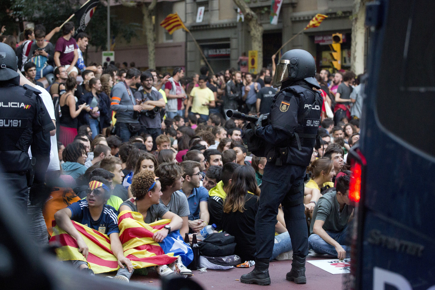  Katalonai nepaklūsta Madrido suvaržymamas.<br>AP nuotr.
