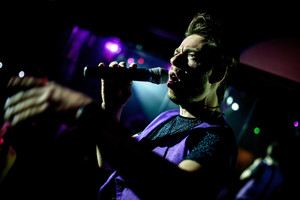 Klube „Soho“Jurgis Brūzga naktinėtojų miniai surengė audringą koncertą