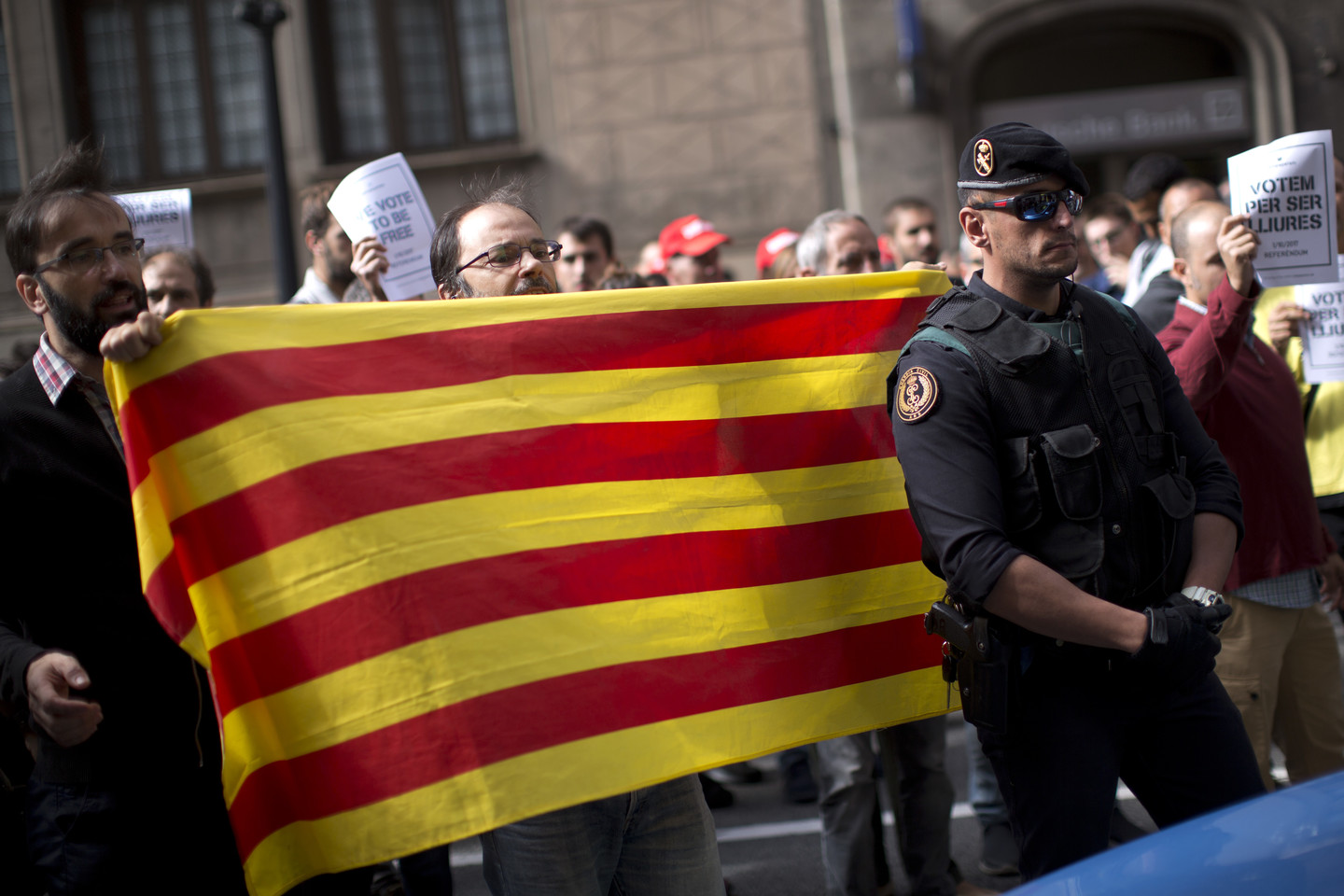 Katalonijos gyventojai bandys spalio 1-ąją išreikšti savo valią referendume.<br>AP nuotr.
