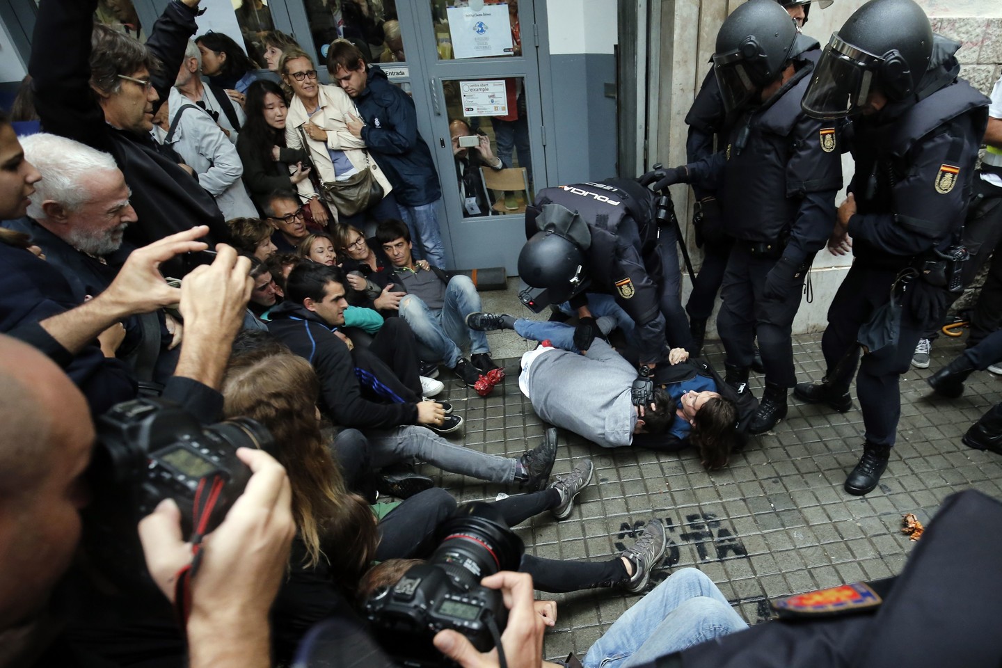  Katalonijoje referendumas malšinamas jėga. <br> AFP/Scanpix nuotr. 