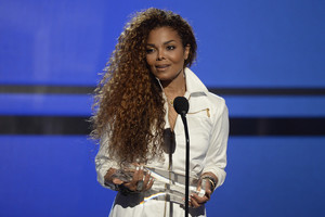 Dainininkė Janet Jackson bėga nuo smurtautojo sutuoktinio, laikiusio ją nelaisvėje