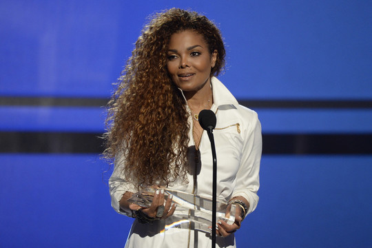 Dainininkė Janet Jackson bėga nuo smurtautojo sutuoktinio, laikiusio ją nelaisvėje