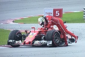 „Formulės-1“ lenktynėse Malaizijoje – netikėtas nugalėtojas ir „Ferrari“ be rato