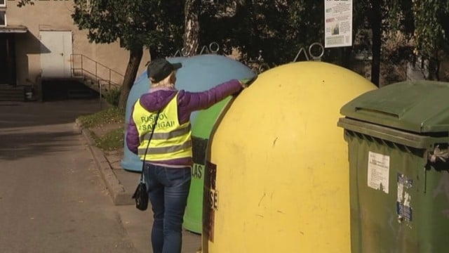 Eksperimentas Alytuje: gyventojus rūšiuoti moko atliekų surinkimo aikštelių darbuotojai