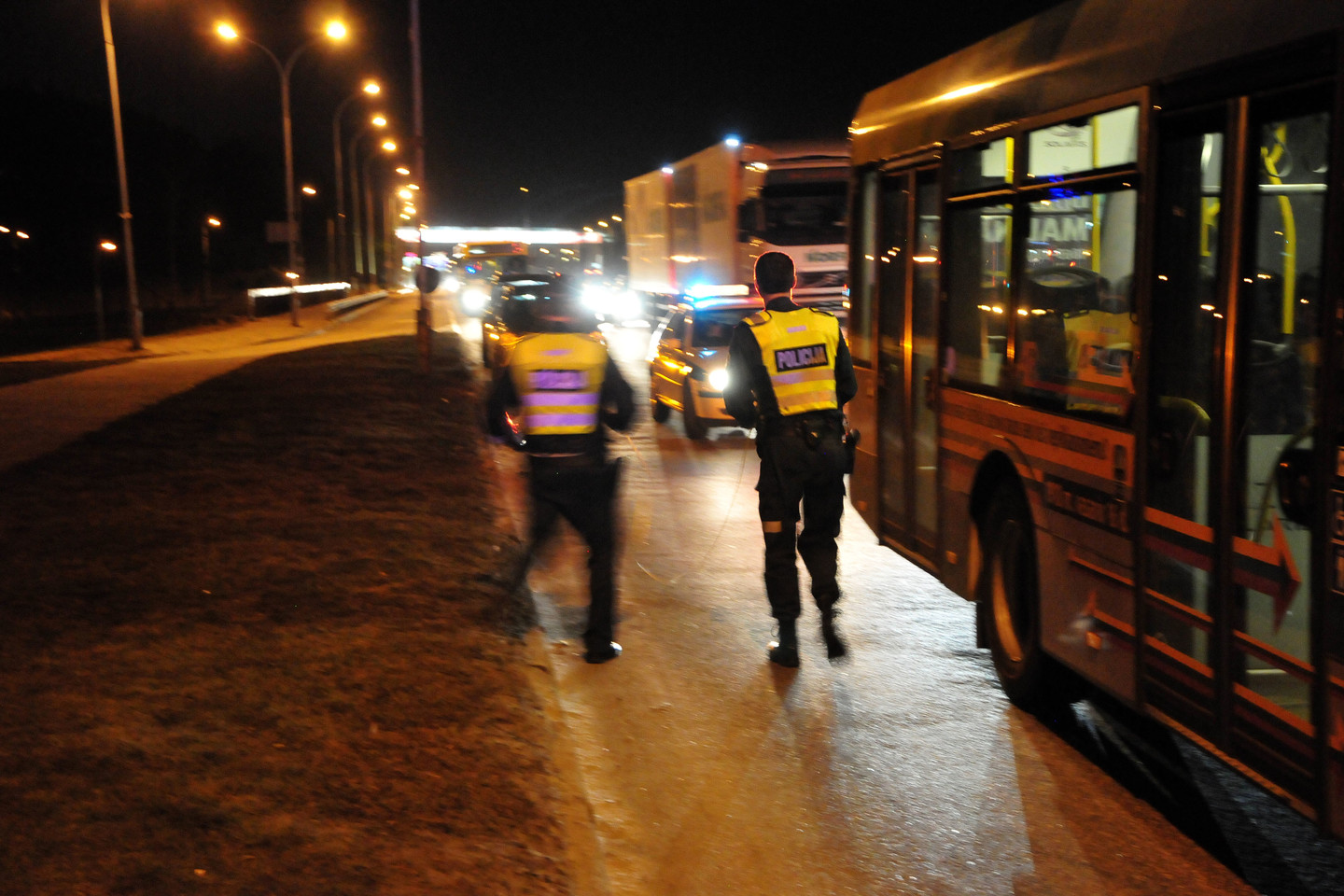 Autobuse grupė jaunuolių sumušė vyrą ir jo 11–metę dukrą, prireikė medikų pagalbos.