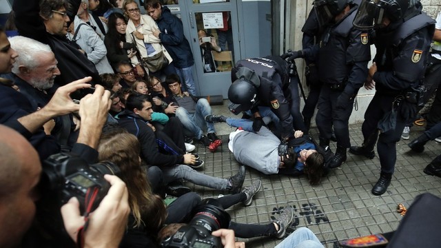 Katalonijos referendumas: žmones vaiko guminėmis kulkomis ir garsinėmis granatomis