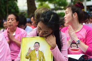 Karaliaus mėnesį gedėsiančiame Tailande – nespalvota televizija ir  tinklalapiai