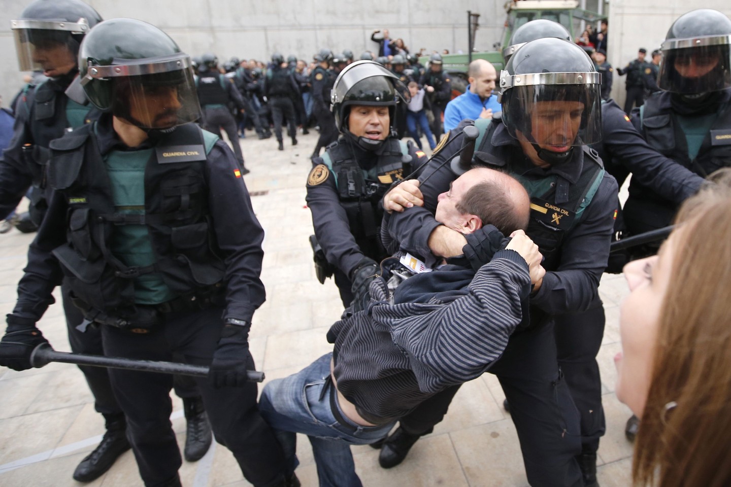  Policija jėga protestuotojus mėgina išvesti iš balsavimo apylinkių. <br> AFP/Scanpix nuotr. 