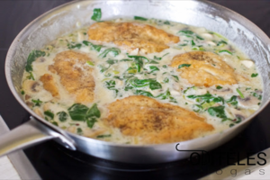 Gardu ir greita: sultinga vištos krūtinėlė špinatų padaže