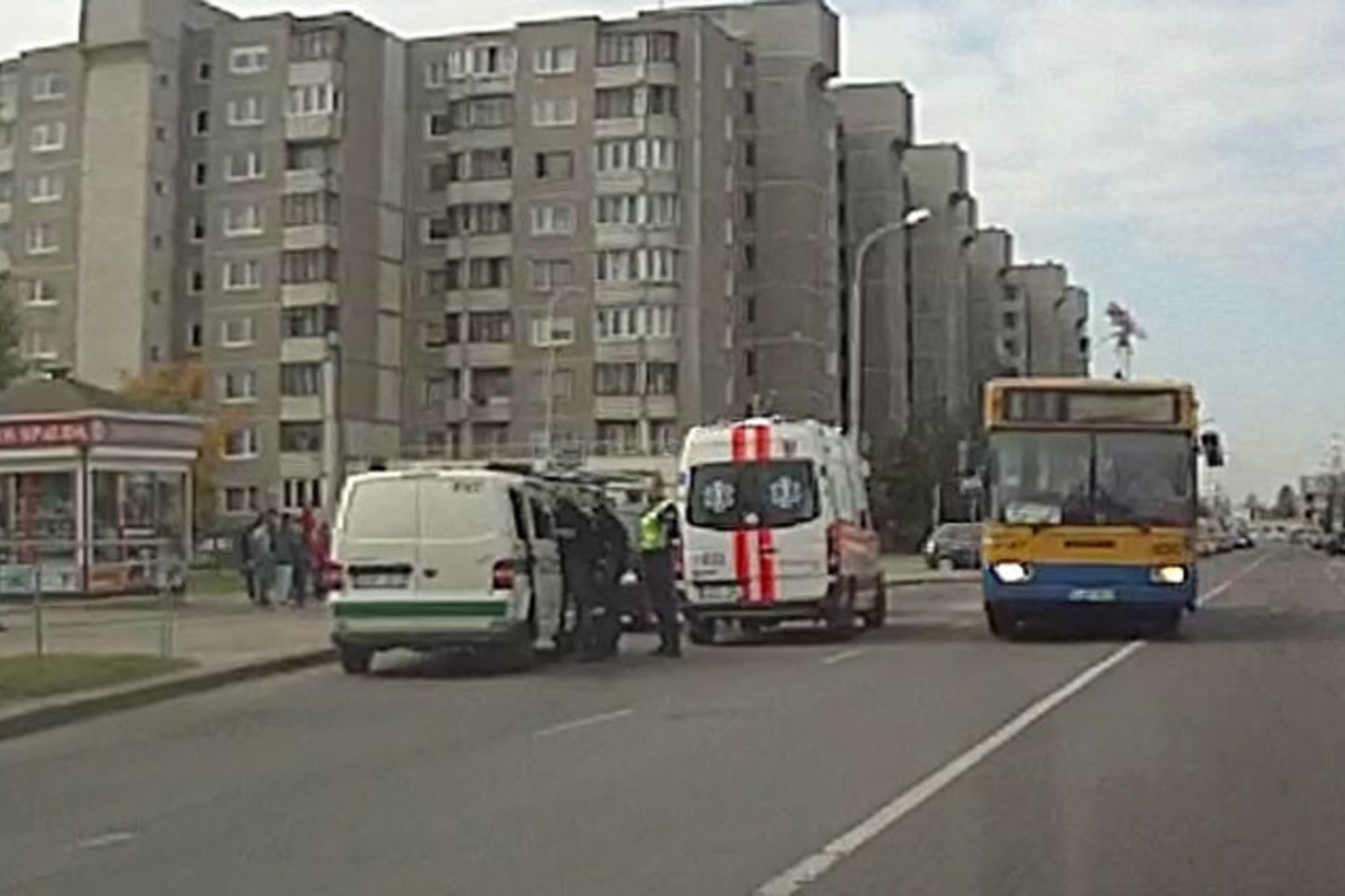 Šeimos konfliktas Vilniuje: autobusų stotelėje prireikė policijos ir medikų, sulaikyti 4 asmenys.