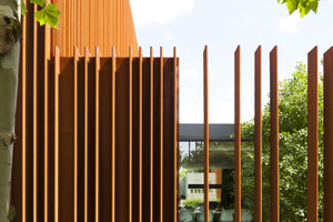 Rado sprendimą, kaip paslėpti trijų aukštų namą nuo smalsių praeivių