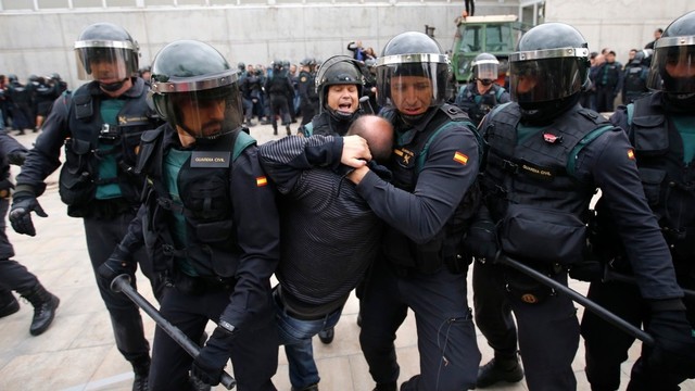 Po smurtu pažymėto sekmadienio Madrido vyriausybė siūlo katalonams derybas