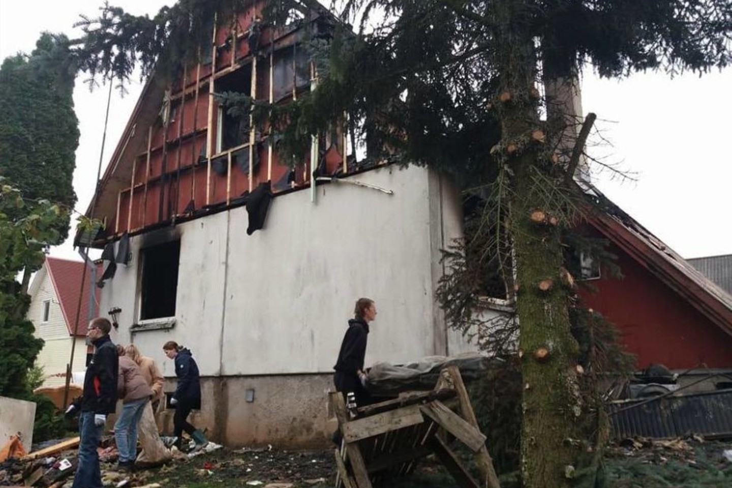 Iš namo liko tik degėsių krūva.<br> D.Kuprijanovo (rinkosaikste.lt) nuotr.
