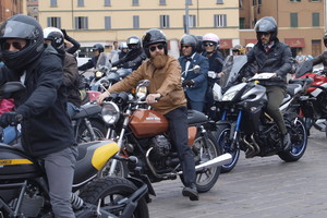 Puošnūs džentelmenai su motociklais atkreipė dėmesį į vyrišką ligą