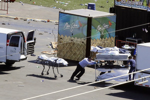 Pasaulis gedi žuvusiųjų, Las Vegase iš tragedijos vietos išnešti jų kūnai