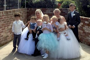 Surogatinės supermamos džiaugsmas – visi kūdikiai vestuvių šventėje