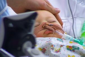 Kvėpuoti nepajėgiančiam kūdikiui ir jo mamai – sukrečianti žinia iš Kauno medikų