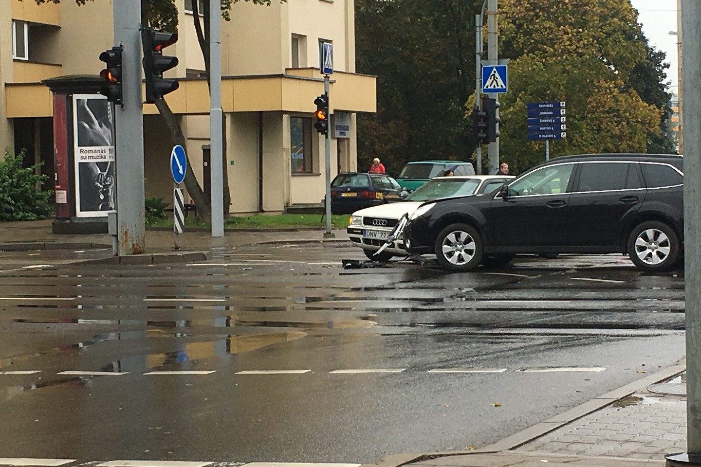 Judrioje Vilniaus sankryžoje susidūrę automobiliai trikdė eismą.