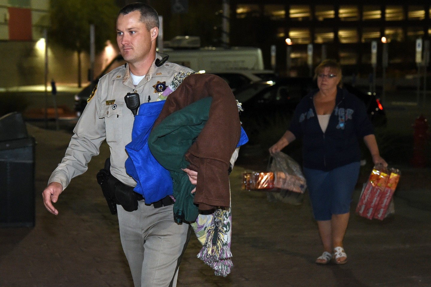 Savanoriai dalino vandenį, maistą, antklodes.<br> AFP/„Scanpix“ nuotr.