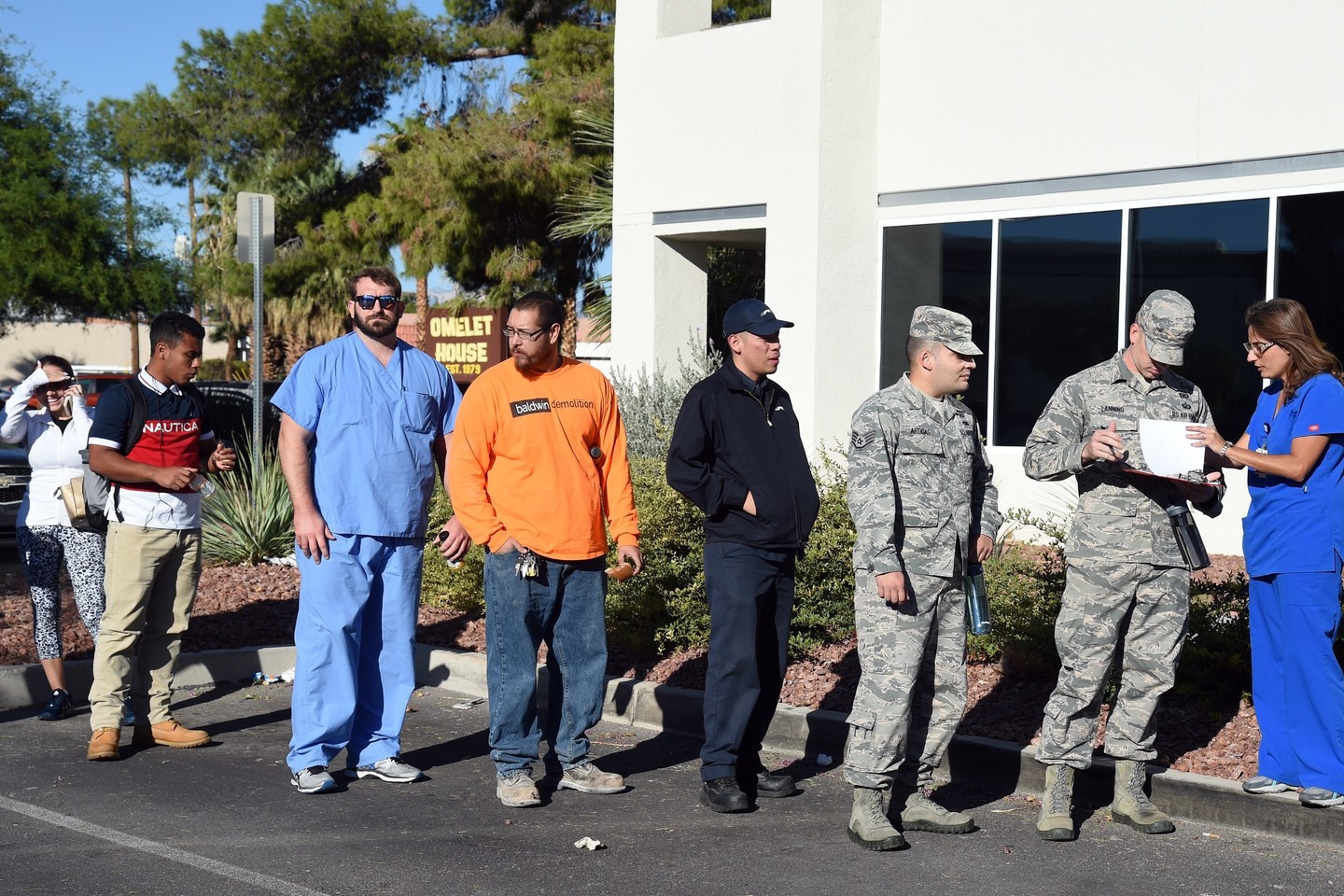 Žmonės stovėjo eilėse daugybę valandų, kad duotų kraujo.<br> AFP/„Scanpix“ nuotr.