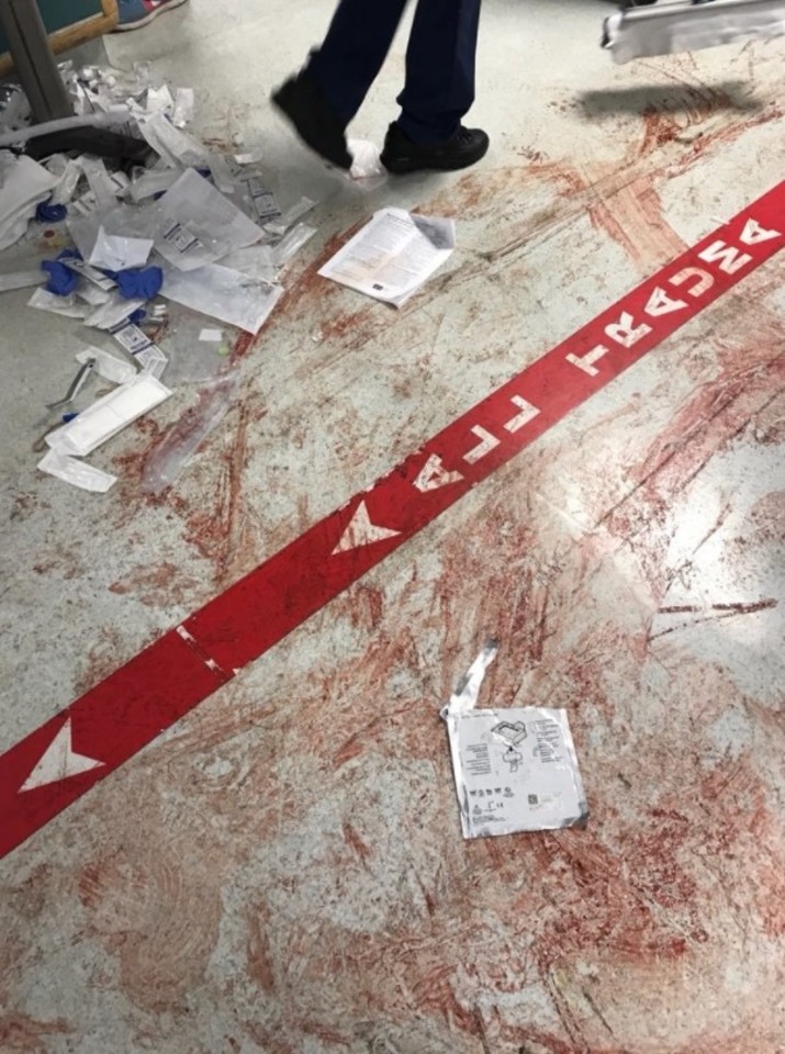 Ligoninės sausakimšos sužeistųjų, koridoriuose prilieta kraujo.<br> „Twitter“ nuotr.