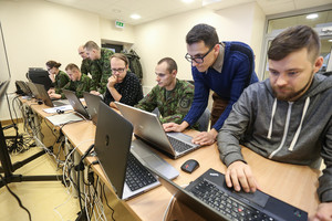 15 komandų treniruojasi suvaldyti kibernetinius incidentus pratybose „Kibernetinis skydas 2017“