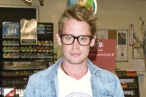 Po 10 metų pertraukos į ekranus grįžtantis Macaulay Culkinas rado ir širdies draugę