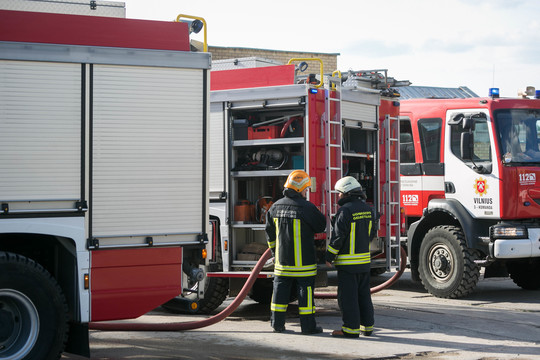 Sudegė garažas, po pusantros valandos – ir ūkinis pastatas