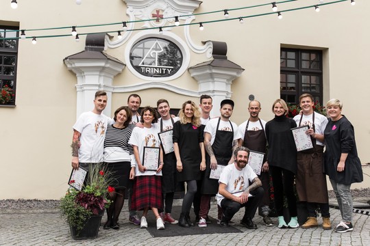 8 virtuvės šefai uždirbtus 5900 eurų dovanojo vėžiu sergantiems vaikams