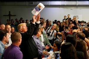 Pasaulis juokiasi: Donaldas Trumpas Puerto Rike mėtėsi popieriniais rankšluosčiais