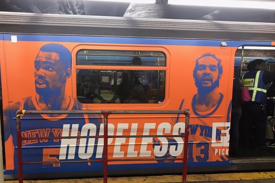 Niujorką sudrebino skandalinga reklama: „Knicks“ savininkas įsiutęs