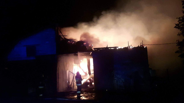 Didelis gaisras Šiaulių rajone suniokojo fermą ir pražudė gyvulius