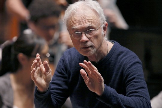 Legendinio kompozitoriaus Johno Adamso muzikinę bibliją vartys lietuvių muzikantai