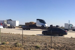 Užfiksavo pirmąjį „Tesla“ sunkvežimį – neregėtas dizainas išduoda naujas technologijas