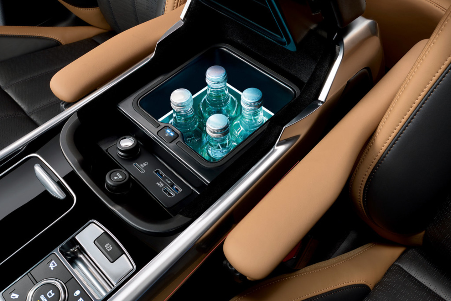 „Range Rover Sport“ pirkėjai be hibridinės automobilio versijos gali rinktis V6 ir V8 tipo benzininius arba dyzelinius variklius.<br>Gamintojo nuotr.