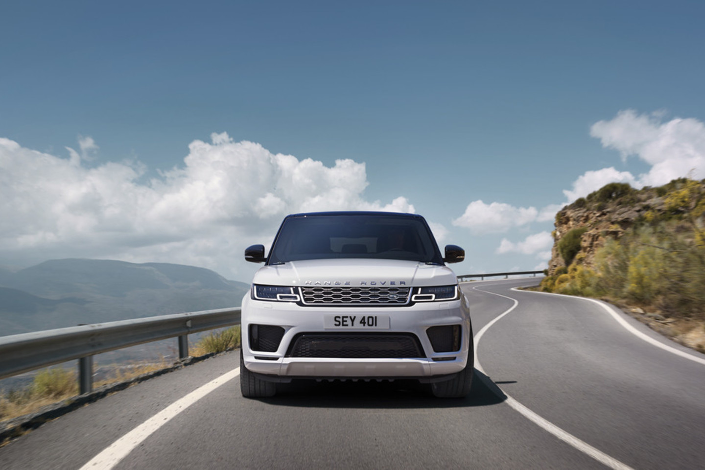 „Range Rover Sport“ pirkėjai be hibridinės automobilio versijos gali rinktis V6 ir V8 tipo benzininius arba dyzelinius variklius.<br>Gamintojo nuotr.