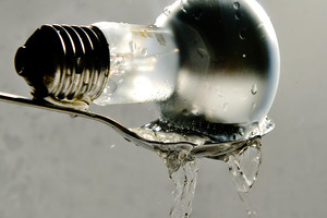 Mokantiems už elektrą liepiama apsinuoginti