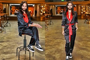 Išskirtinai pasipuošusi barzdotoji transvestitė Conchita Wurst kaustė aplinkinių dėmesį