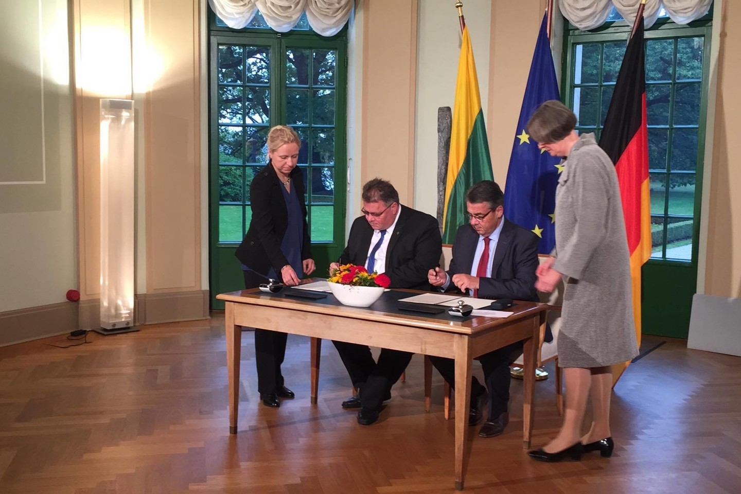 Lietuvos ir Vokietijos užsienio reikalų ministrai ketvirtadienį Berlyne pasirašė susitarimą dėl Vasario 16-osios nepriklausomybės akto perdavimo Lietuvai penkeriems metams.