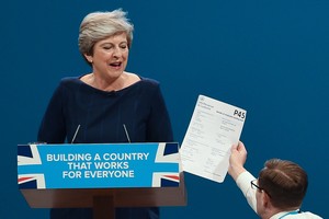 Britų žiniasklaida vertina itin nesėkmingos premjerės kalbos žalą