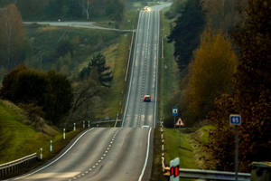 Vilnietė Biržų r. kelyje išgyveno siaubo akimirkas – persekiojo automobilis be numerių