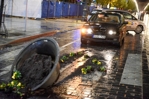 Gedimino prospekte BMW įsirėžė į gėlių vazoną