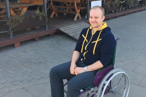 Socialinis eksperimentas: į neįgaliojo vežimėlį atsisėdęs sveikas jaunuolis pabandė įsidarbinti