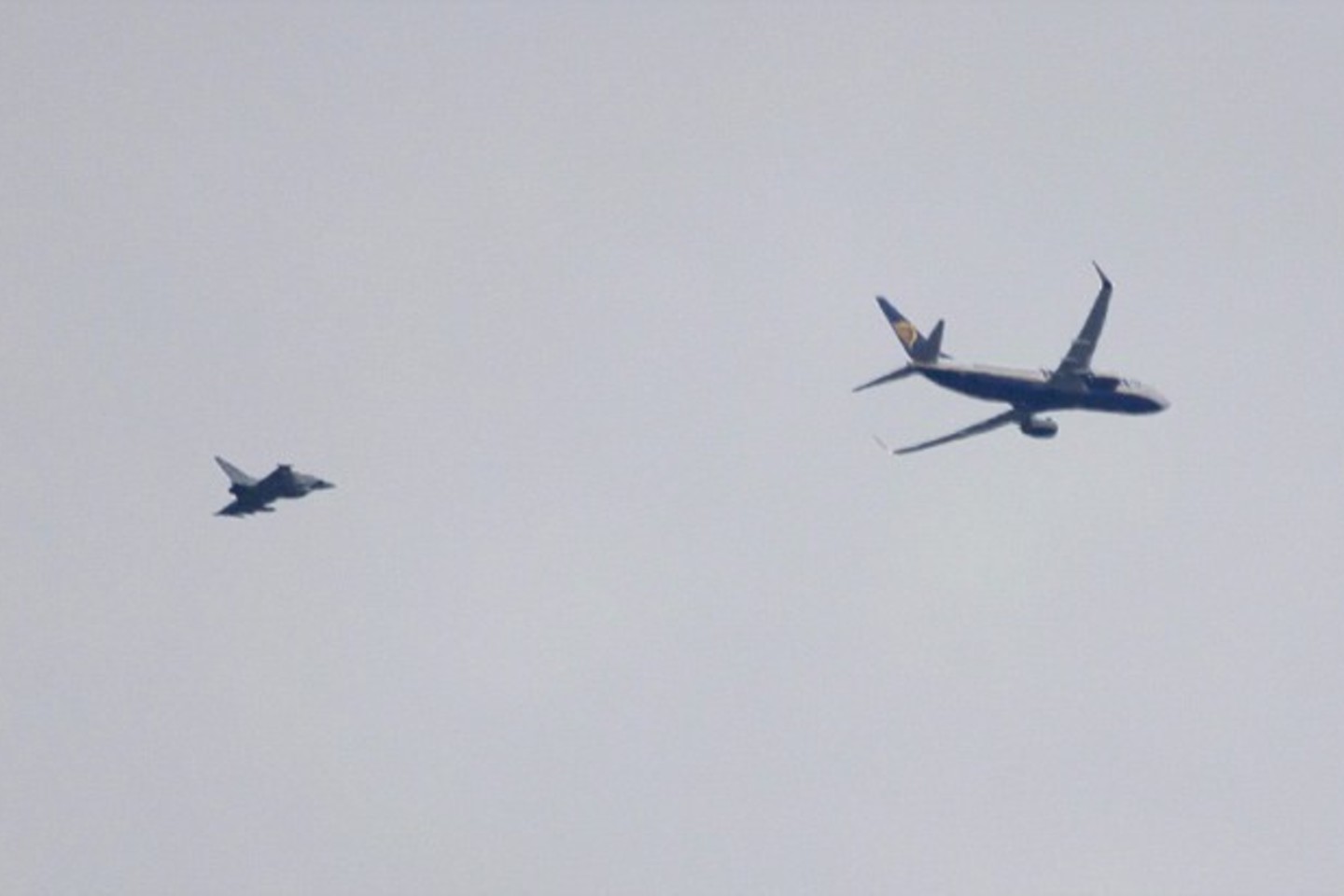 Du naikintuvai trečiadienį perėmė ir palydėjo iš Kauno į Londoną skridusį lėktuvą.